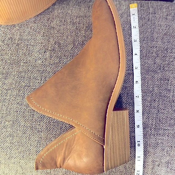Universal Threads tan ankle boot, size 11. - Picture 9 of 12